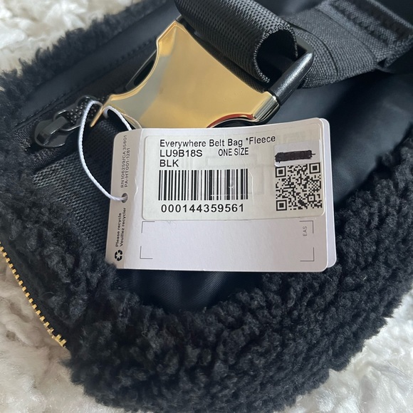 Lululemon athletic Everywhere belt bag - Picture 2 of 4